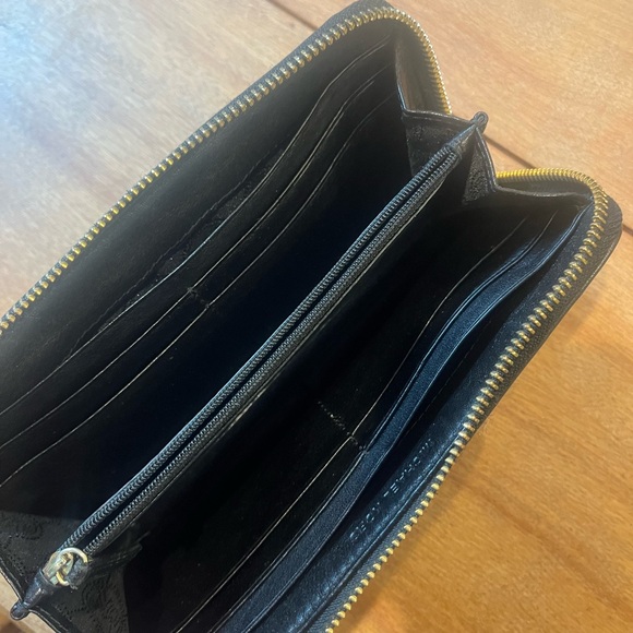 Like new Michael kors zip around wallet - Picture 5 of 9